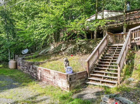 117 Teak Dr, Greentown, PA 18426