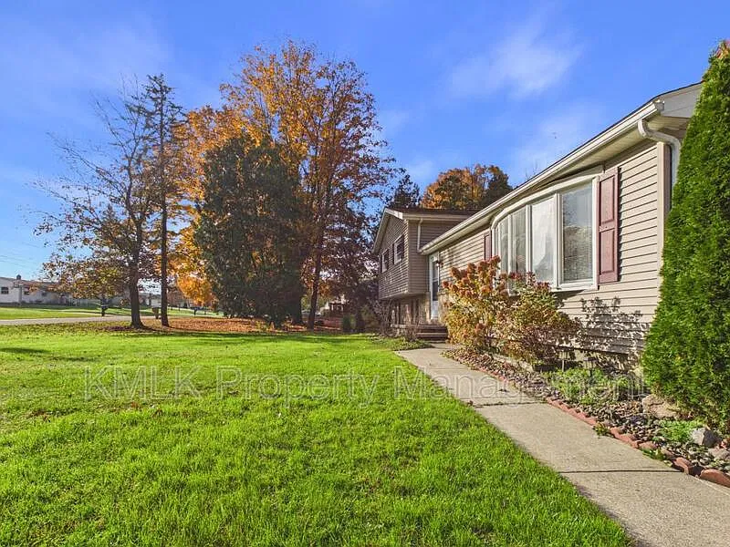 3 bed, 2.0 bath, 1768 sqft, $2,325 — Photo 4