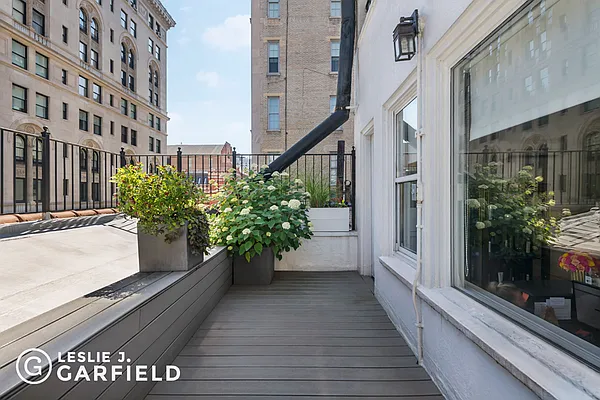 Sold by Leslie J. Garfield | media 6