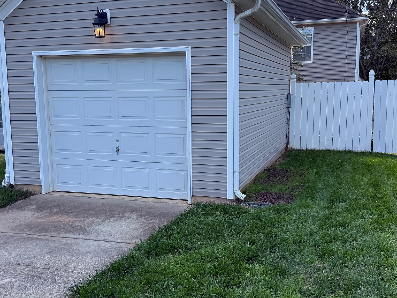 3 bed, 2.5 bath, 1320 sqft, $2,100 — Photo 2