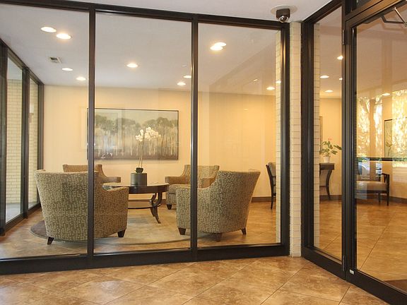 4th image of 221 N Kenilworth Ave APT 405