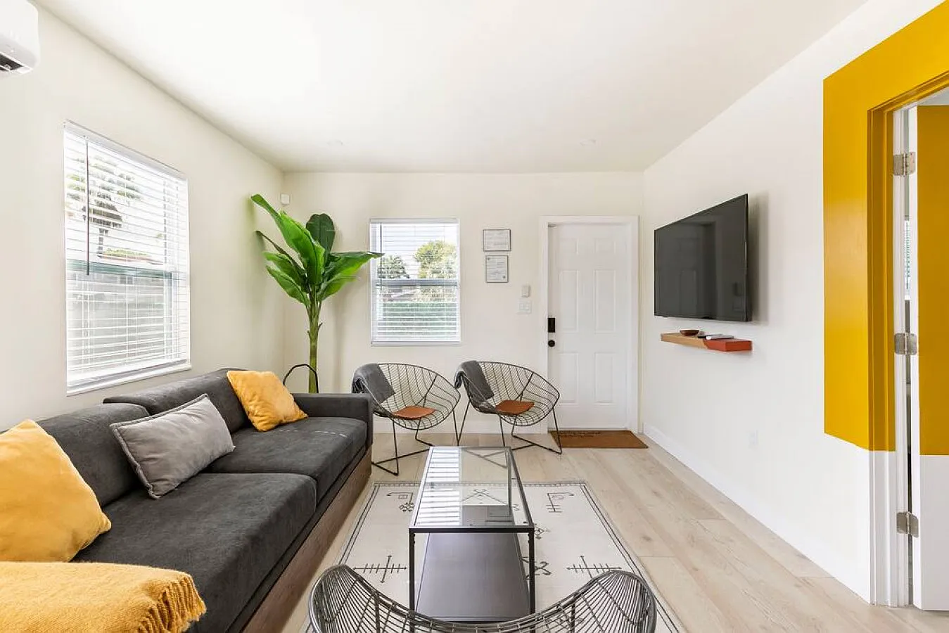 3 bed, 1900 sqft, $3,700 — Photo 1