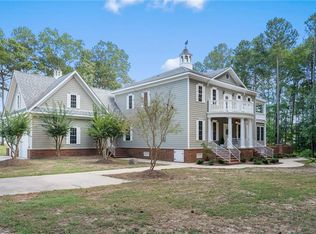 411 Lawnes Neck Dr, Smithfield, VA 23430