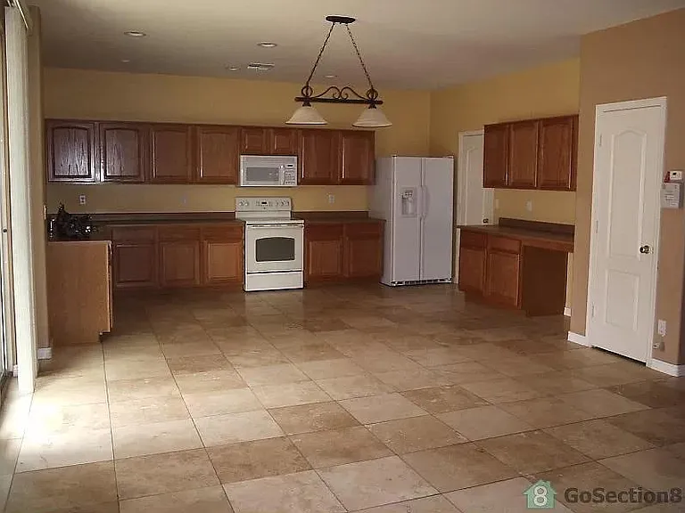 3205 W Pleasant Ln — Photo 4