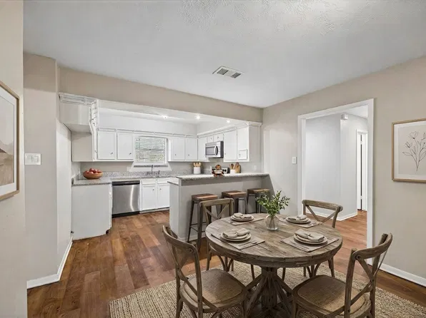 130 Red Oak Ln, Conroe, TX 77304