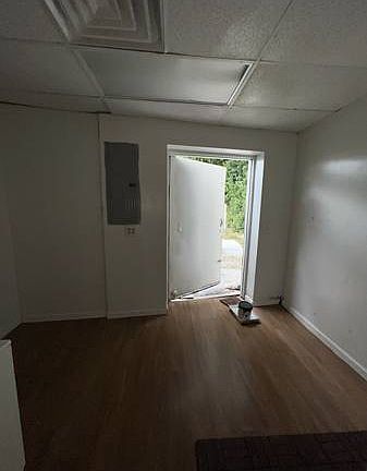2nd image of 5562 Commerce St