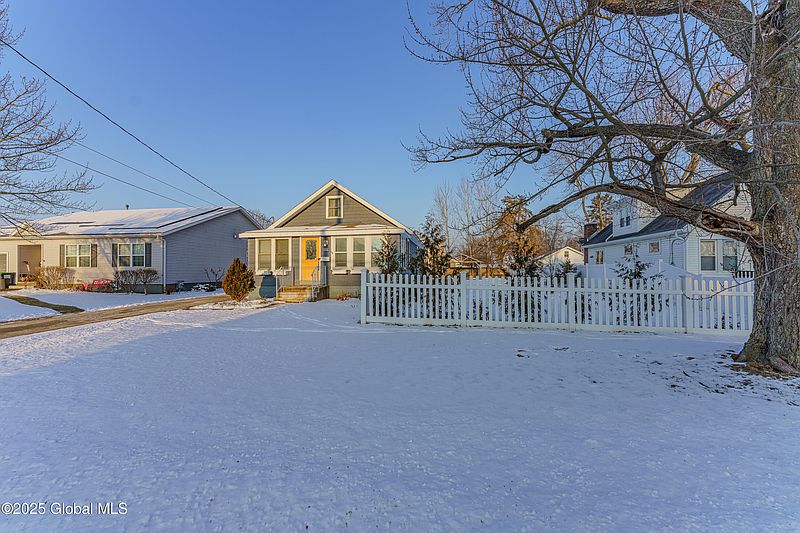 3rd image of 3021 Caroline Avenue