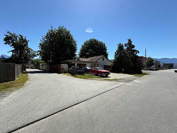 4th image of 45871 Rowat Ave