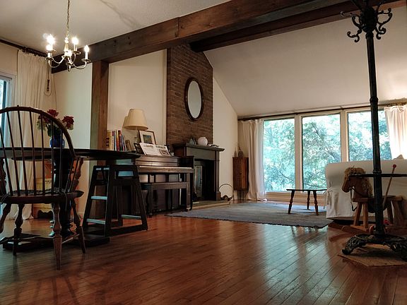 Living room, vaulted ceiling