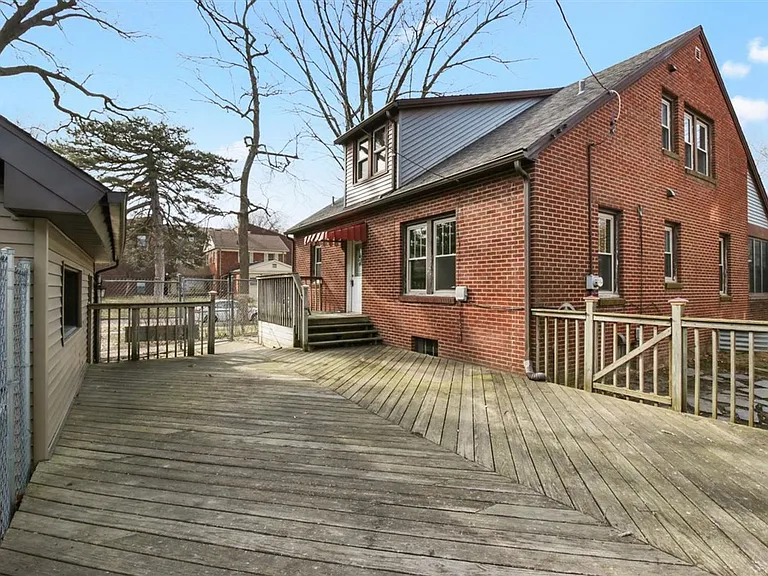 713 W Green St — Photo 28