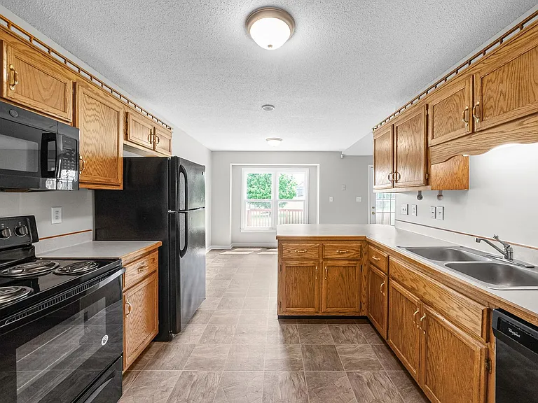 202 Tuscon Ct — Photo 10