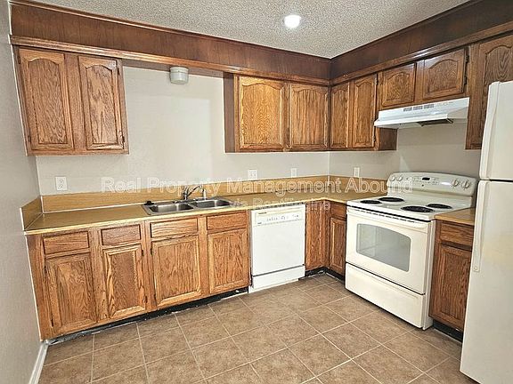 4th image of 101 E Broadway St APT 6