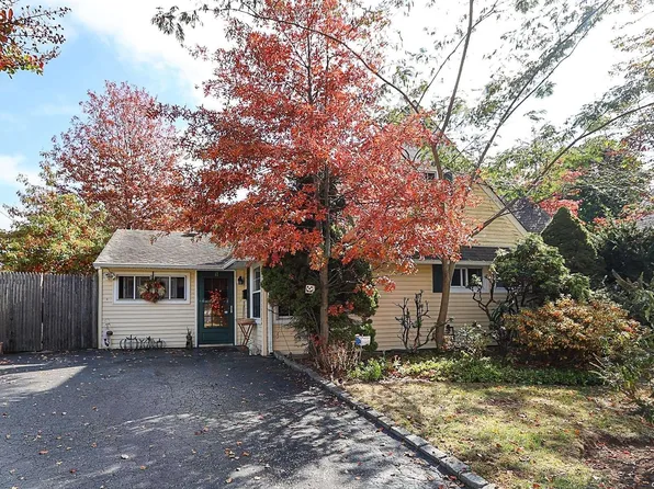 12 Friends Lane, Westbury, NY 11590