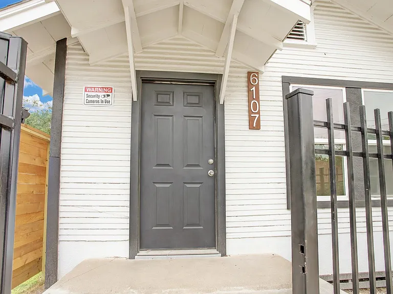 6107 N Main St — Photo 2