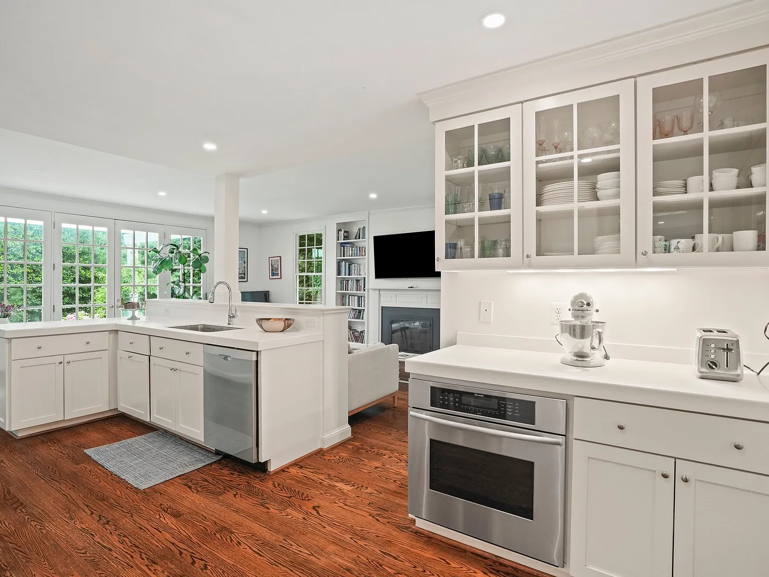 5 bed, 4.5 bath, 4028 sqft, $9,800 — Photo 4