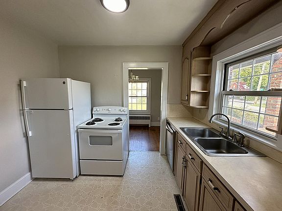 3rd image of 3226 Hillcrest Ave NW