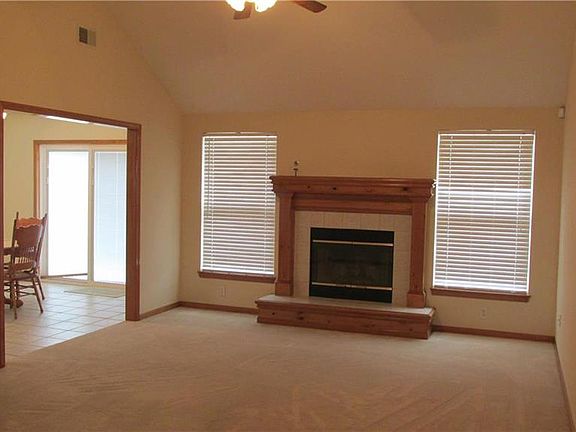 3rd image of 825 Country Hill Dr