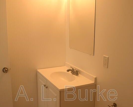5th image of 211 Beattie St