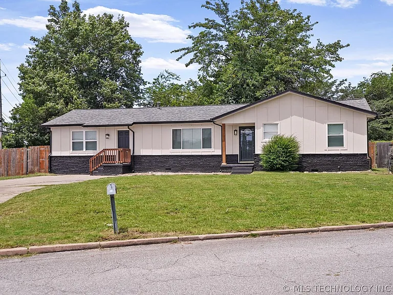 524 W Toledo St — Photo 2