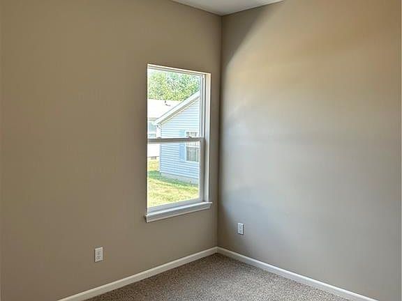 5th image of 922 NE White Oaks Ln