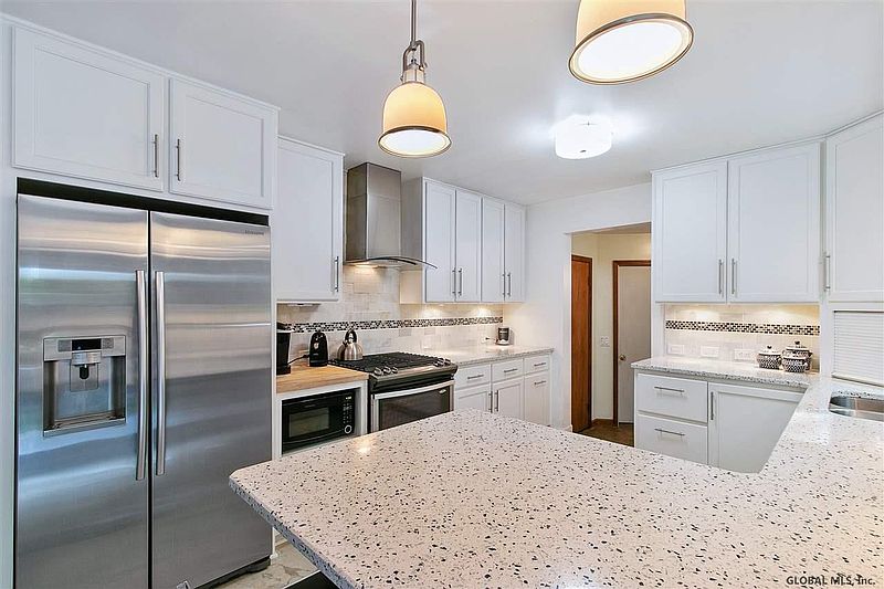 5th image of 10 PINE VIEW Drive