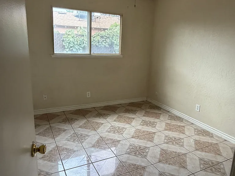 4207 N Woodson Ave — Photo 10