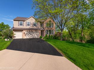 1071 Wheatland Dr, Crystal Lake, IL 60014