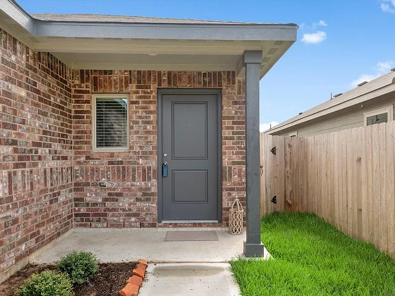 13591 Bay Springs Dr — Photo 2