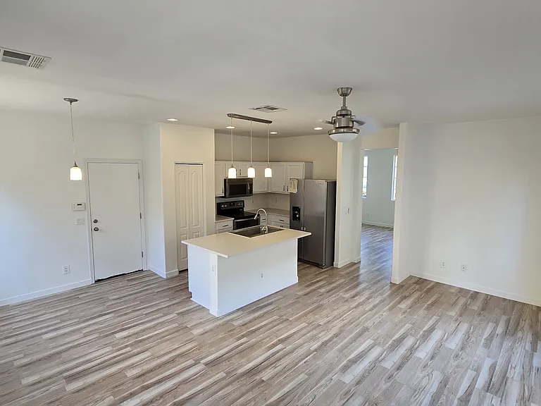6622 W Polk St — Photo 3