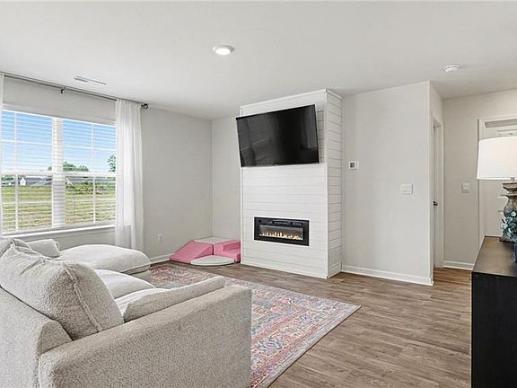 4th image of 161 Hickory View Ln