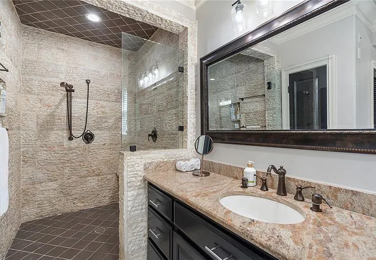 631 Boulevard NE — Photo 32