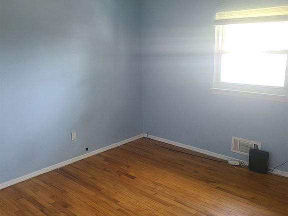 4th image of 1046 N Broadway Floor 1