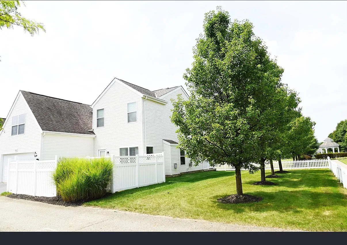 3 bed, 2.5 bath, 2400 sqft, $2,700 — Photo 3