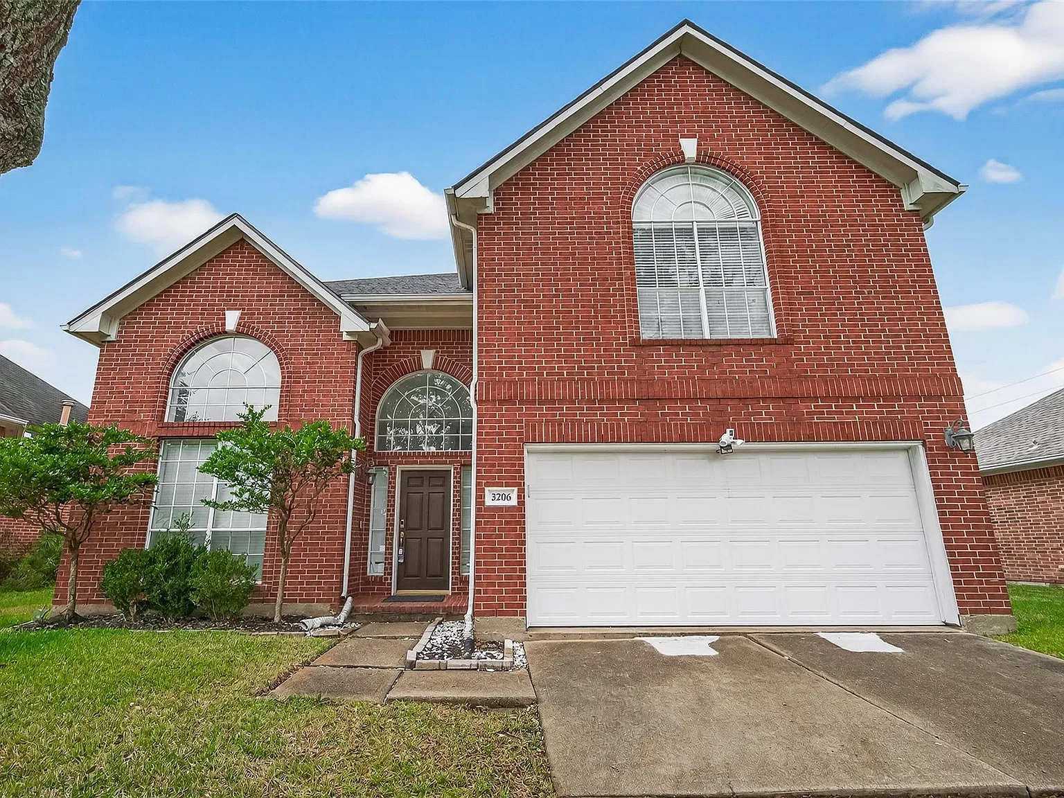 4 bed, 2.5 bath, 2460 sqft, $2,400 — Photo 1