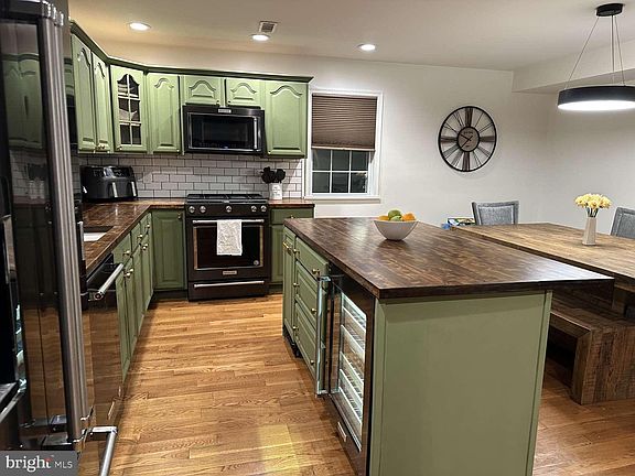 3rd image of 126 Meetinghouse Ln