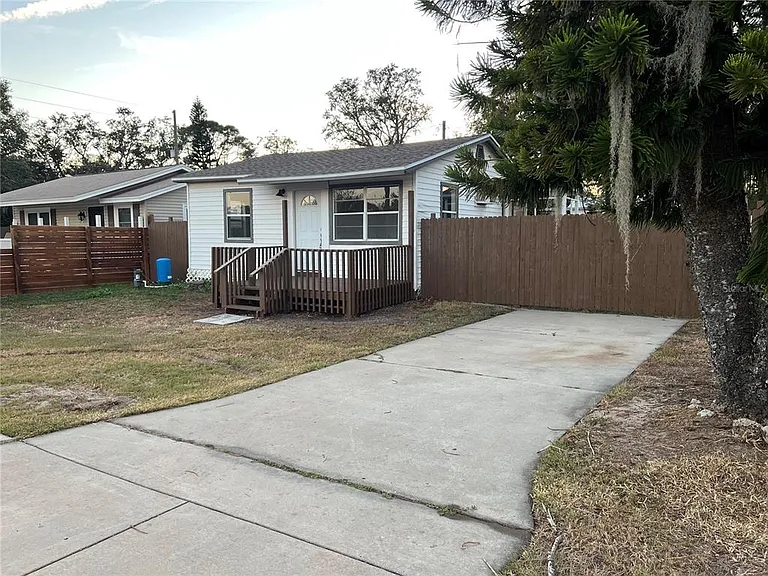 1658 Hempel Ave — Photo 2