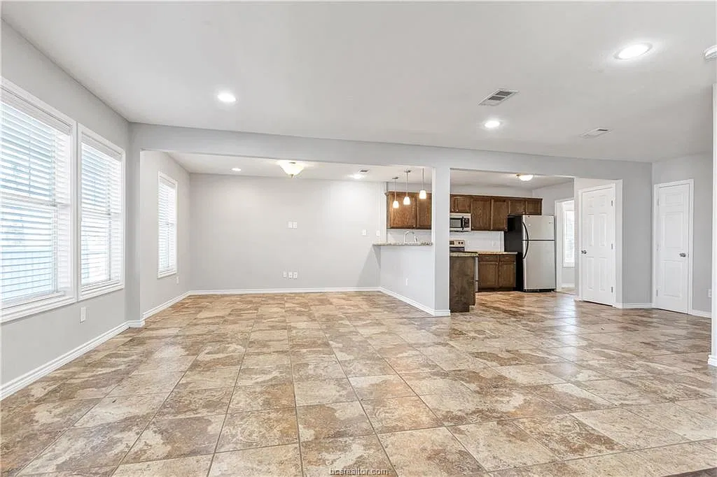 4 bed, 1915 sqft, $3,750 — Photo 4