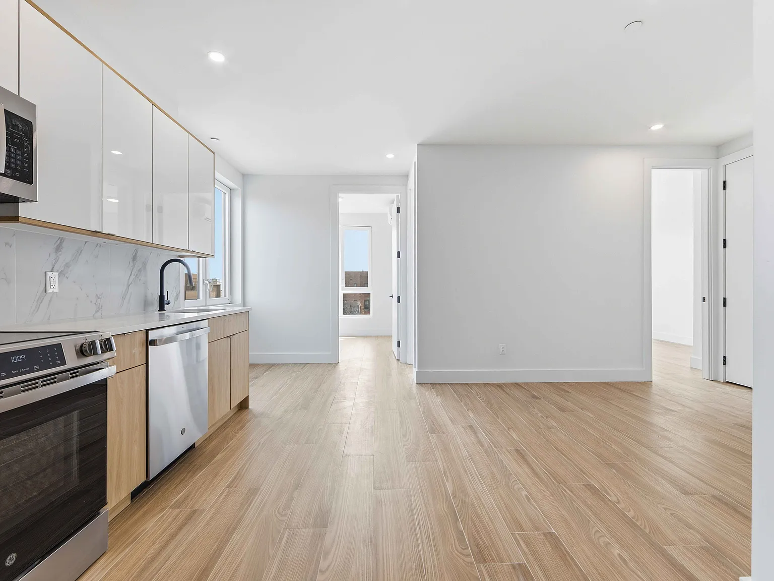 105 Hawthorne Street — Photo 1
