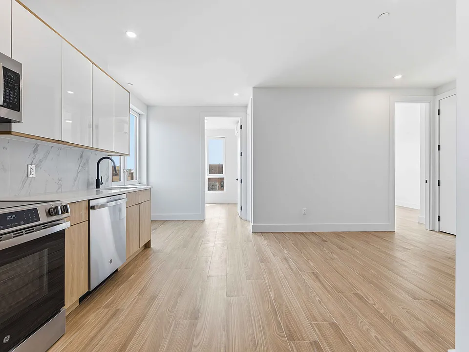 105 Hawthorne St #2B