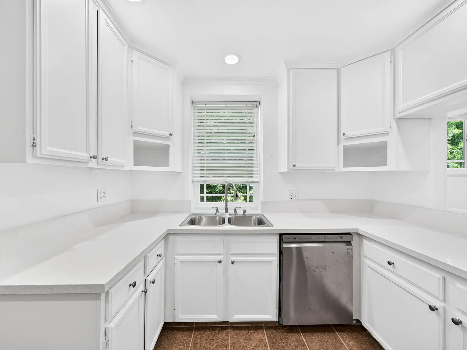 4 bed, 1550 sqft, $5,795 — Photo 4