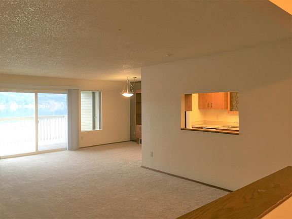 3rd image of 4010 W Lake Sammamish Pkwy NE