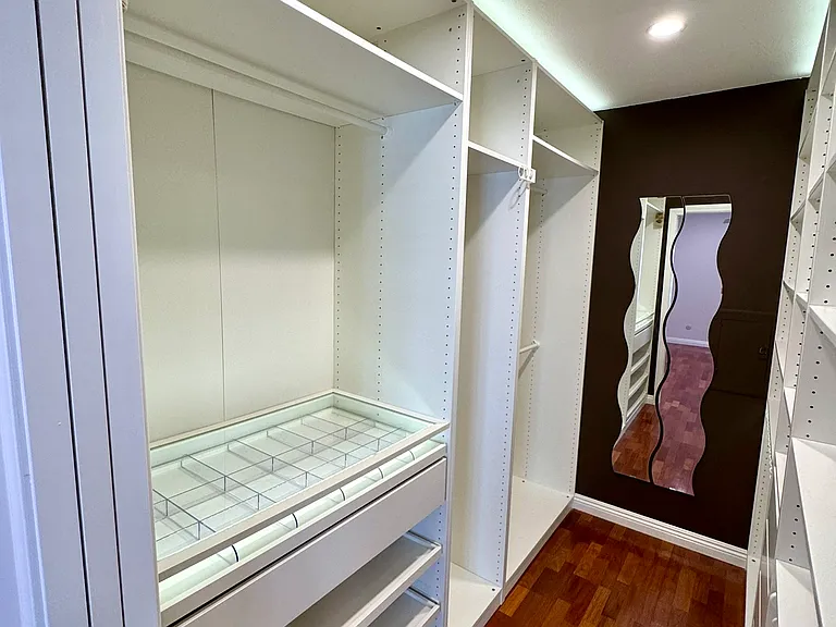 Walk-in closet