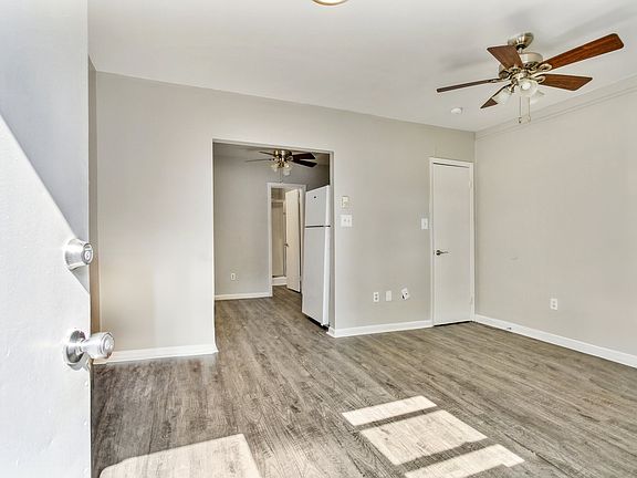 3rd image of 10712 Jefferson Ave #C