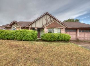 9925 Farmington Dr, Benbrook, TX 76126
