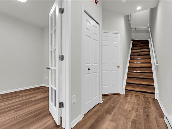 4th image of 548 Graten St #548