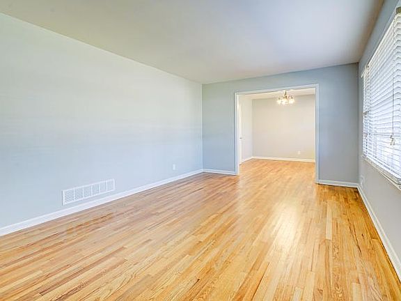 4th image of 210 Deerwood Dr