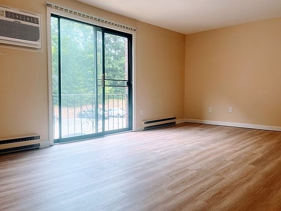 3rd image of 380 Great Rd APT A204