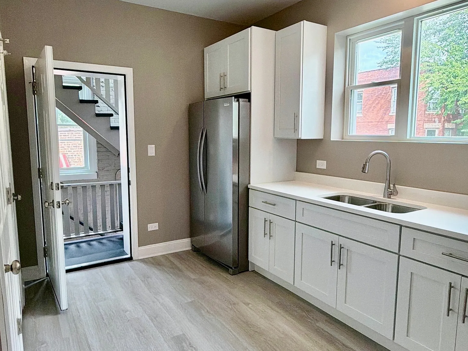 3 bed, 1100 sqft, $1,985 — Photo 3