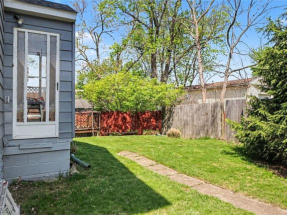 3rd image of 419 Meadow Ln