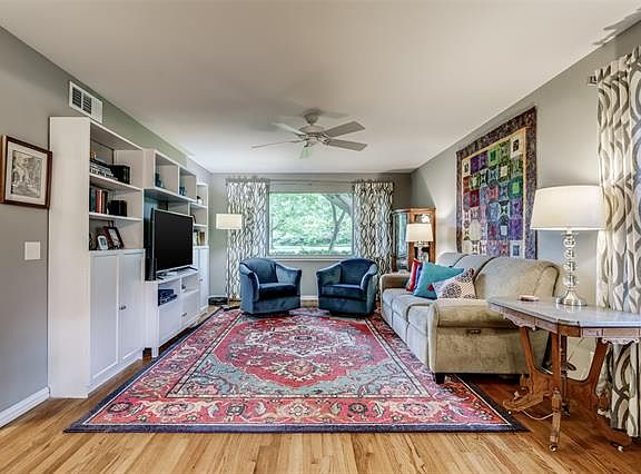 4th image of 9850 Cloister Dr